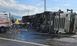 Feci trafik kazası: Tır motosikletin üzerine devrildi, 2 ölü, 3 yaralı