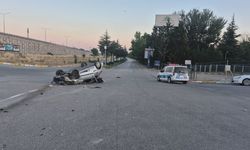 Kontrolden çıkan otomobil refüje çarpıp takla attı!