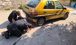 Otomobilin altına giren yılan itfaiye ekiplerince çıkarıldı
