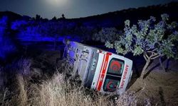 Kaza yapan ambulanstaki sağlık personeli ölümden döndü