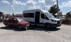 Minibüs ve otomobilin çarpıştığı kazada 2 yaralı
