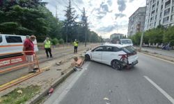 Anne ile 4 yaşındaki kızına otomobil çarptı