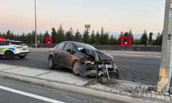 Bir anlık hata pahalıya patladı! Otomobil direğe çarptı