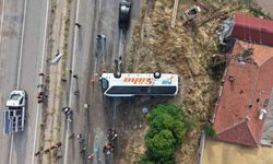 Yolcu otobüsü devrildi: 1 ölü, 2'si ağır 40 yaralı