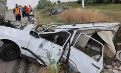 Kafa kafaya çarpıştılar! Otomobil hurdaya döndü