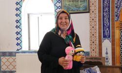 Yozgat'ta ördüğü bebekleri hediye etti