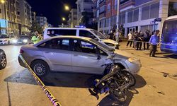 Otomobille çarpışan motosiklet sürücüsü yaralandı: Ambulansla hastaneye kaldırıldı