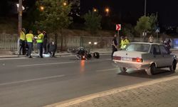 Kontrolü kaybeden motosikletli polis direğe çarptı