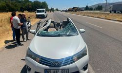 Biçerdöverle çarpışan otomobildeki 3 kişi yaralandı