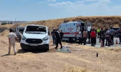 Öğrenci servisi ile otomobil çarpıştı: 19 kişi yaralandı