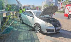 Otomobil tramvay istasyonuna çarptı: 3 yaralı