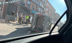 Kaza yapan hafif ticari araç yan yattı: 3 yaralı