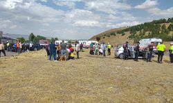 Kavşakta iki araç çarpıştı! 1 ölü, 8 yaralı