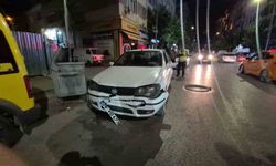 Minibüs sürücüsü para sayarken önündeki araca çarptı: 1'i çocuk 2 yaralı