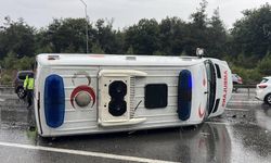Facianın eşiğinden dönüldü: Ambulans devrildi, 1 yaralı