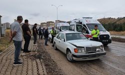 İki otomobilin çarpıştığı kazada 3 kişi yaralandı