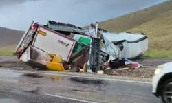 Yağış sonrası feci kaza: Tır devrildi, 1 ağır yaralı