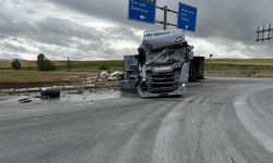 Yozgat yolunda tır ile tanker çarpıştı! 2 yaralı
