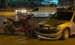 Otomobil ile motosiklet kavşakta çarpıştı: 2 yaralı