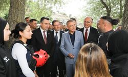 Fuat Oktay Çekerek'te sporcularla buluştu, rafting parkuruna indi