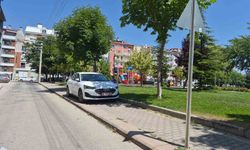 Kaldırıma park eden sürücü yayaları hiçe saydı