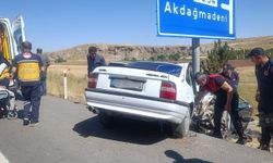 Trafik levhasına çarpan otomobilde can pazarı: 3 yaralı