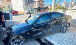 İki otomobil kavşakta çarpıştı! 5 kişi yaralandı