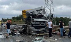 Korkunç kaza: Çarpışan 2 tır adeta paramparça oldu