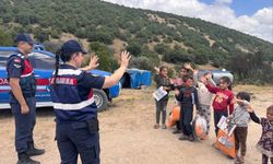 Yozgat’ta jandarmadan meşe kömürü işçisi ailelerin çocuklarına destek