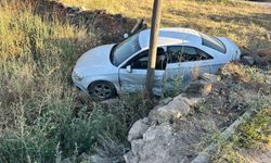 Yoldan çıkan otomobil, araziye girdi: 2 yaralı