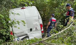 Feci kaza! Minibüs şarampole yuvarlandı