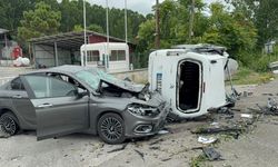 Korkutan kaza! Panelvan havalanıp otomobilin üzerine düştü