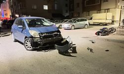 Motosiklet otomobile çarptı! 19 yaşındaki sürücü yola savruldu