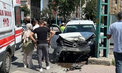 Otomobil ile kamyonet çarpıştı: 1’i çocuk 6 yaralı
