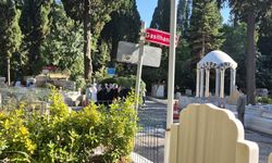 Arif Ahmet Denizolgun'un mezarı açılmadan önce cemaat mensupları kabre akın etti