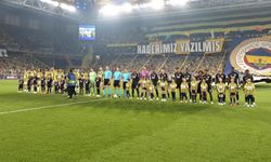 Fenerbahçe tribünlerinde Lyon maçı öncesi koreografi şov