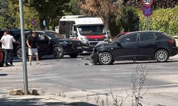 Meydana gelen kazada iki araç kullanılamaz hale geldi
