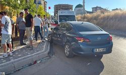 Otomobil ile minibüs çarpıştı! 8 kişi yaralandı