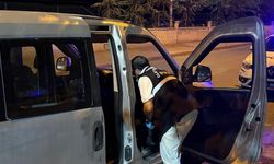 Otostopla aracına aldığı şahıslar tarafından bıçaklandı!