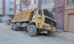 Yol çöktü, kamyon çukura düştü!
