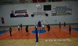 AK Parti Yozgat Milletvekili Süleyman Şahan teşkilatla voleybol oynadı