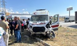 Kavşakta feci kaza! Ambulans ve cip çarpıştı
