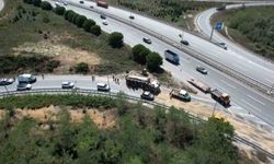 Hafriyat kamyonu devrildi: 1 yaralı
