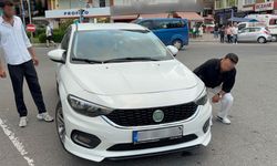 Kavşakta feci kaza! Otomobil 2 kadına çarptı