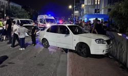 Otomobil savrularak bina duvarına çarptı!
