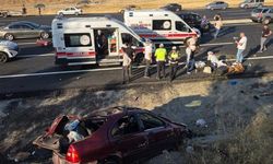 Karşı şeride geçen otomobil iki araca çarptı: 1 ölü, 7 yaralı