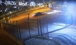 Akılalmaz kaza! Otomobil 1 metrelik duvarı aşıp millet bahçesine girdi