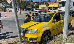 Tırla çarpışan ticari taksi kaldırıma çıktı! Sürücü yaralandı