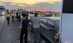 Kum fırtınası faciaya yol açıyordu! 7 araç birbirine girdi
