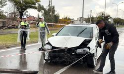Otomobil önce direği sonra ağacı devirdi!